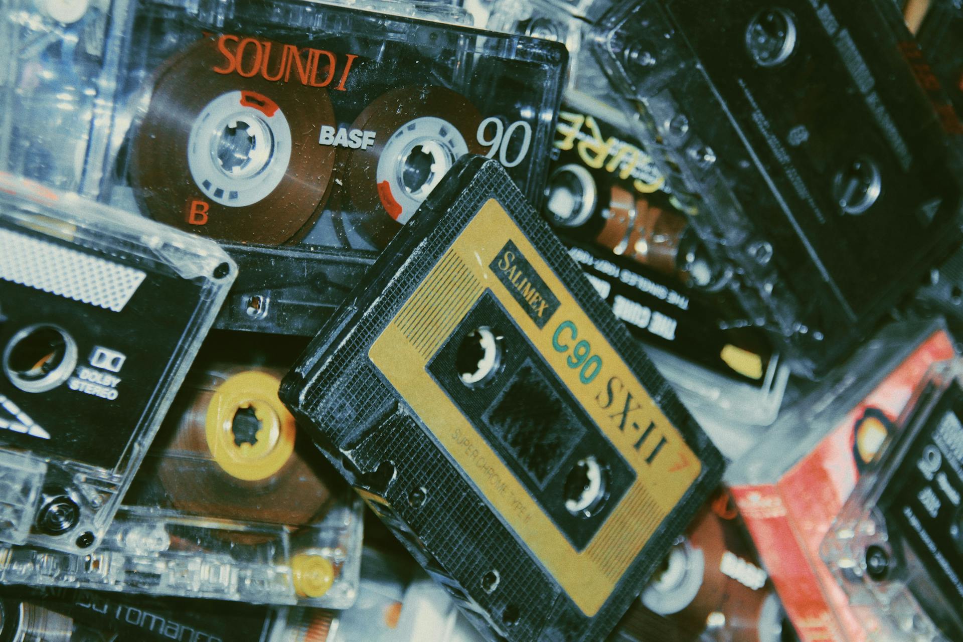 You are currently viewing Najlepsze komedie lat 90. – polskie i zagraniczne klasyki