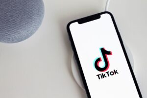Read more about the article TikTok Shop wszedł do Polski. Dlaczego marki, które chcą sprzedawać, potrzebują dziś agencji?